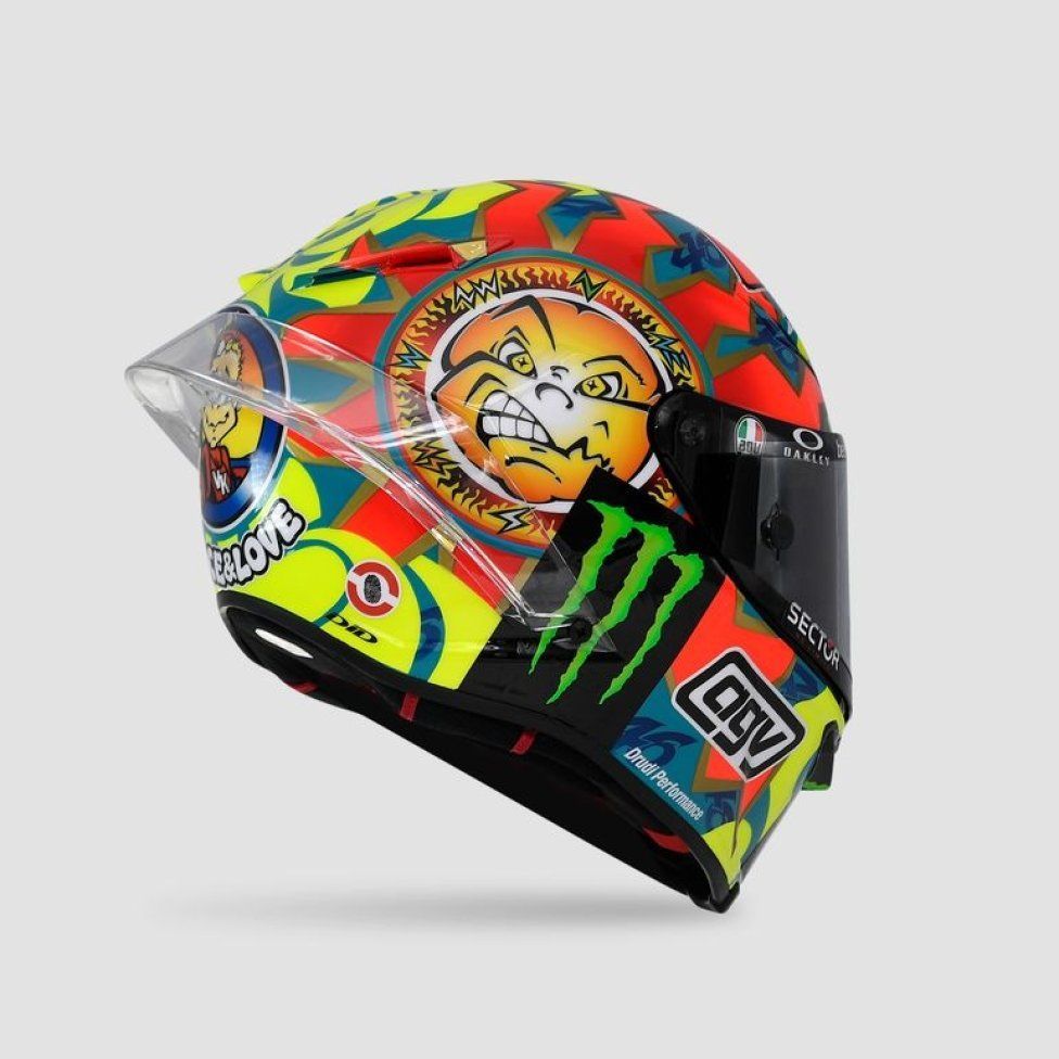 MotoGP: Valentino si fa in 9: i piloti dell’Academy a Valencia con i caschi di Rossi
