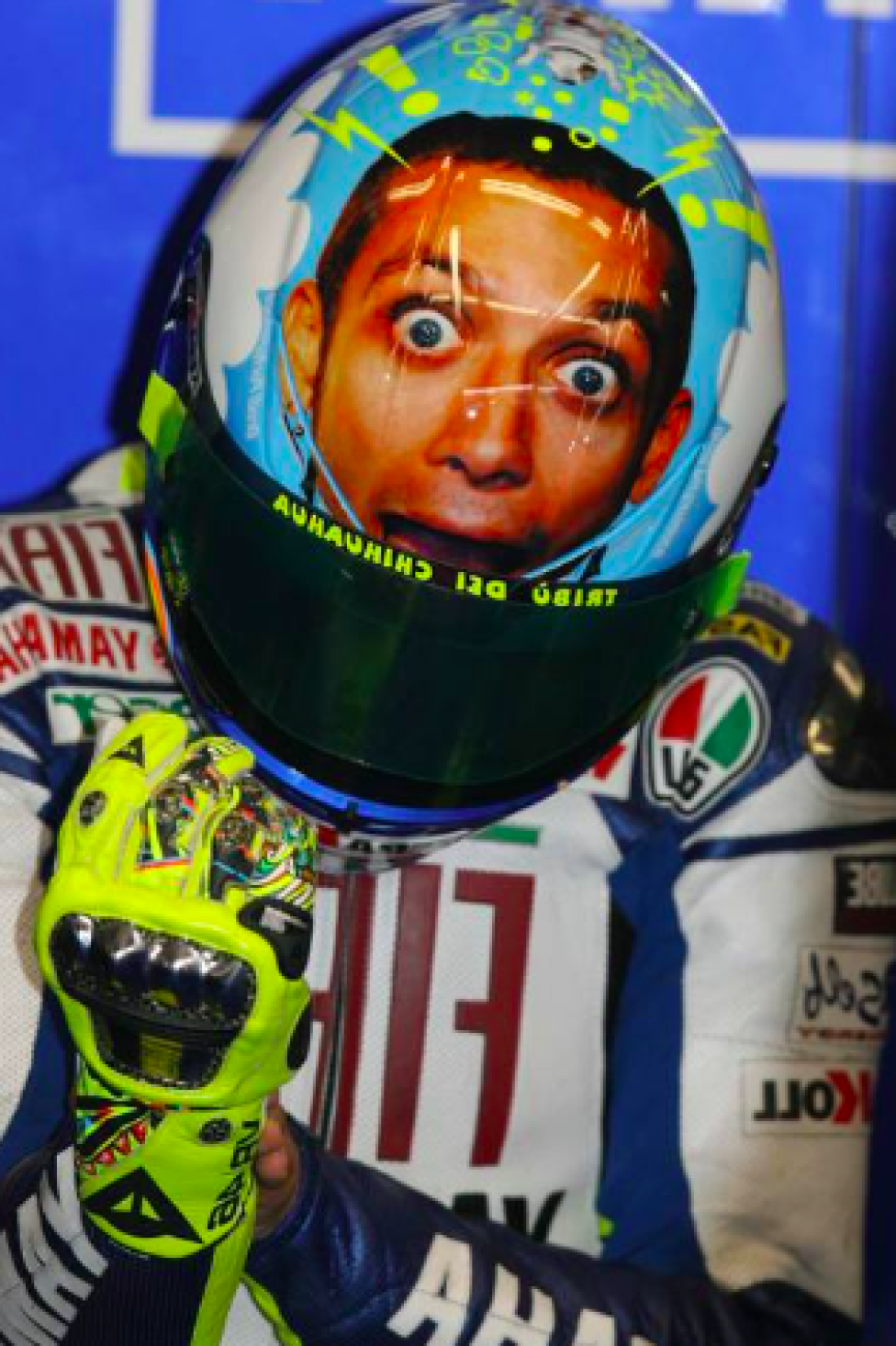 Auto - News: Daniel Ricciardo fa il Valentino Rossi a Monza: in pista con un casco tributo