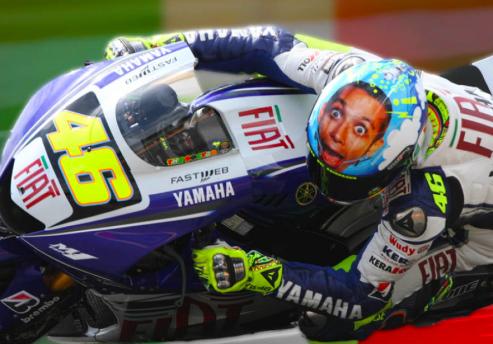 Auto - News: Daniel Ricciardo fa il Valentino Rossi a Monza: in pista con un casco tributo