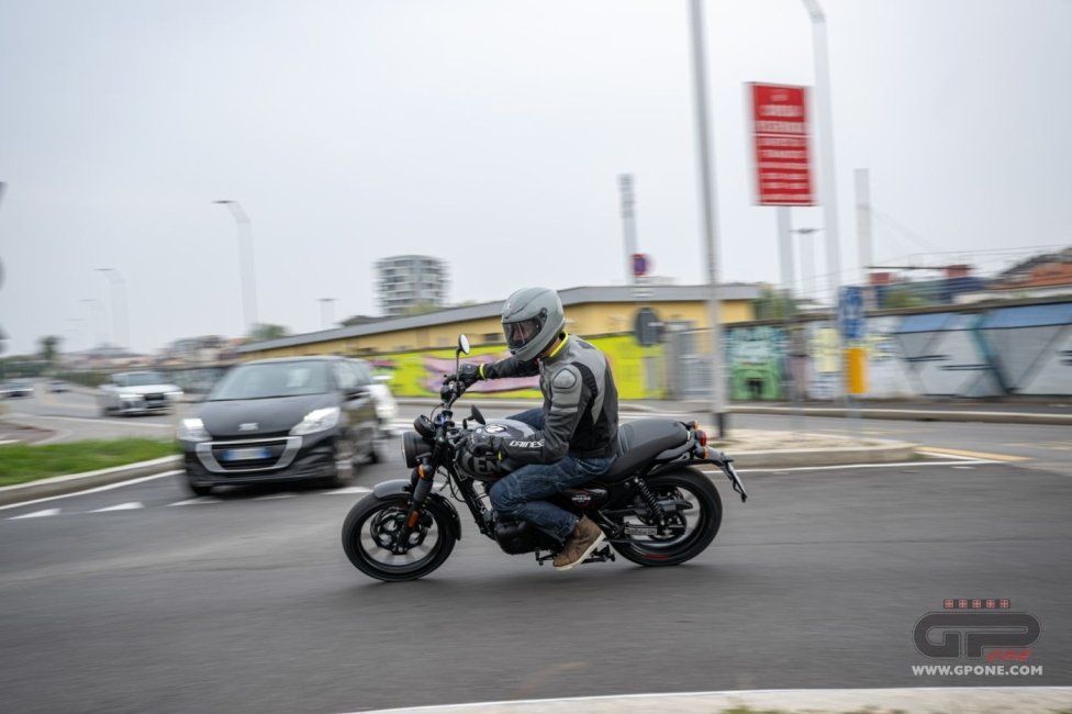 Moto - Test: Royal Enfield HNTR 350, commuter urbana semplice e divertente