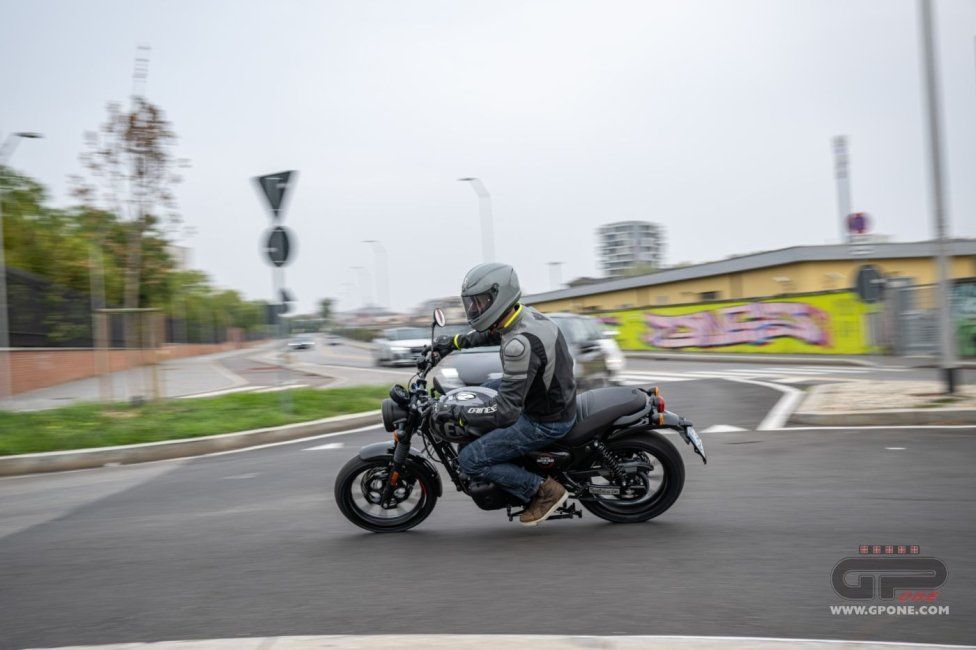 Moto - Test: Royal Enfield HNTR 350, commuter urbana semplice e divertente