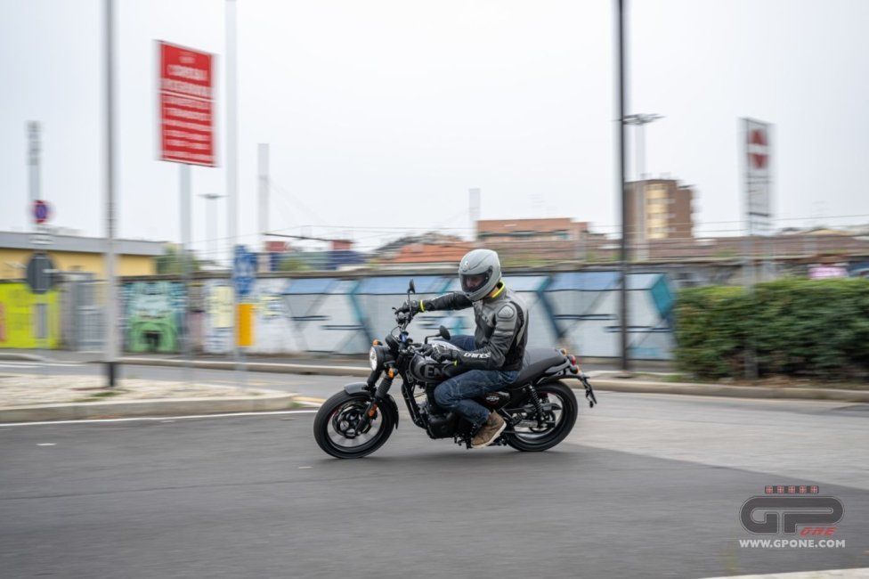 Moto - Test: Royal Enfield HNTR 350, commuter urbana semplice e divertente