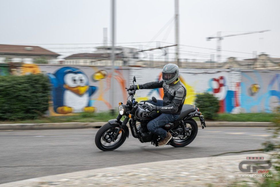 Moto - Test: Royal Enfield HNTR 350, commuter urbana semplice e divertente