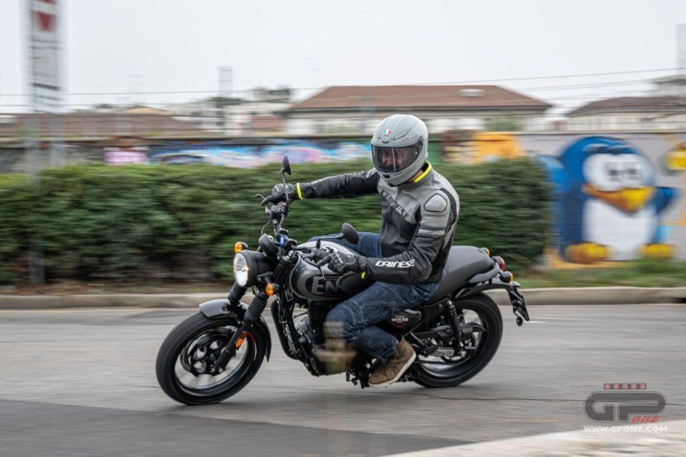 Moto - Test: Royal Enfield HNTR 350, commuter urbana semplice e divertente