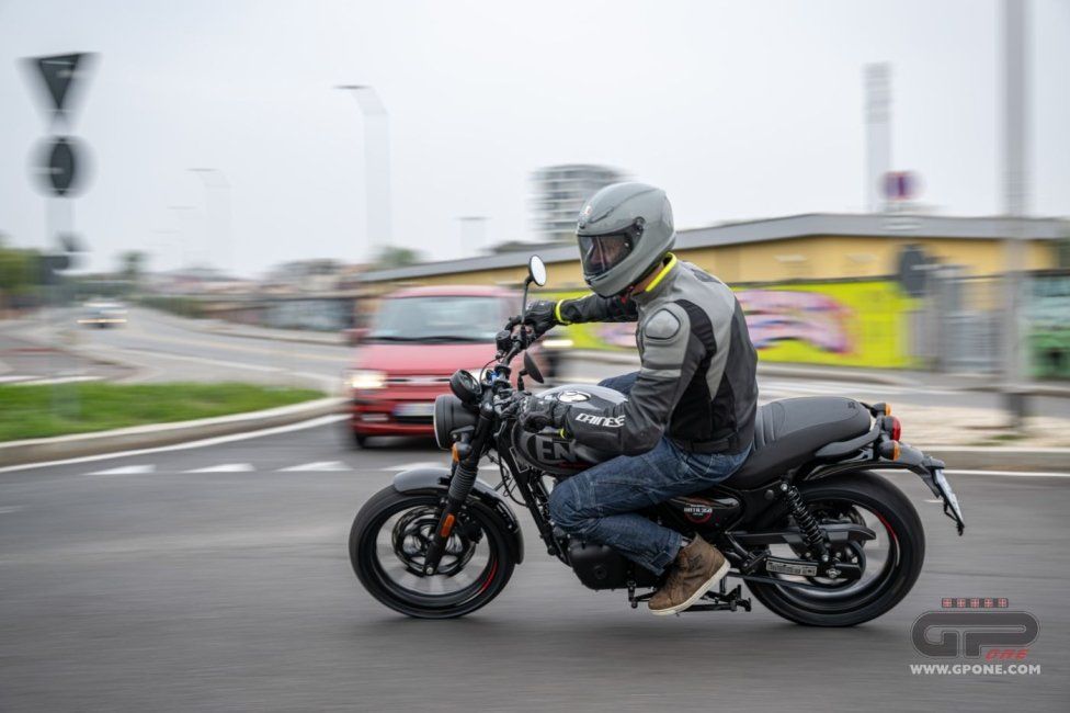 Moto - Test: Royal Enfield HNTR 350, commuter urbana semplice e divertente