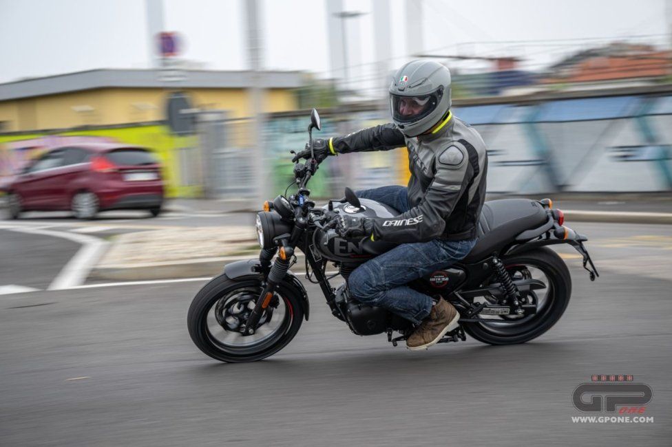 Moto - Test: Royal Enfield HNTR 350, commuter urbana semplice e divertente