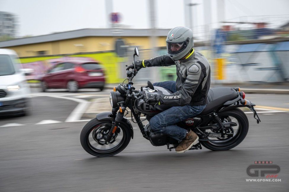 Moto - Test: Royal Enfield HNTR 350, commuter urbana semplice e divertente