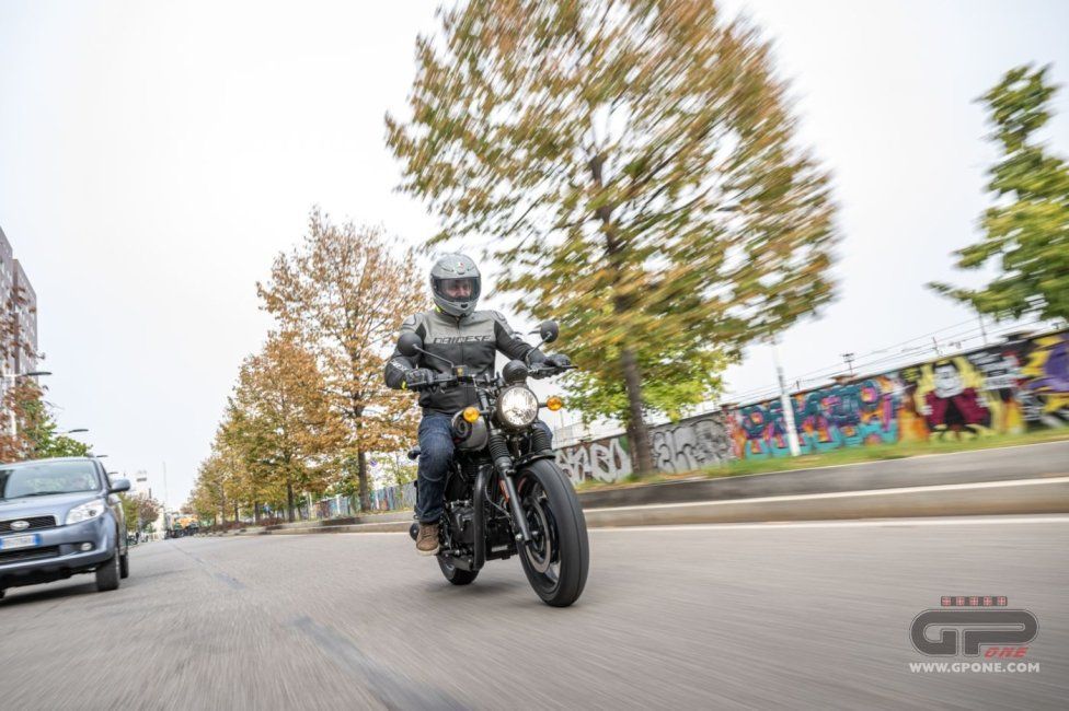 Moto - Test: Royal Enfield HNTR 350, commuter urbana semplice e divertente