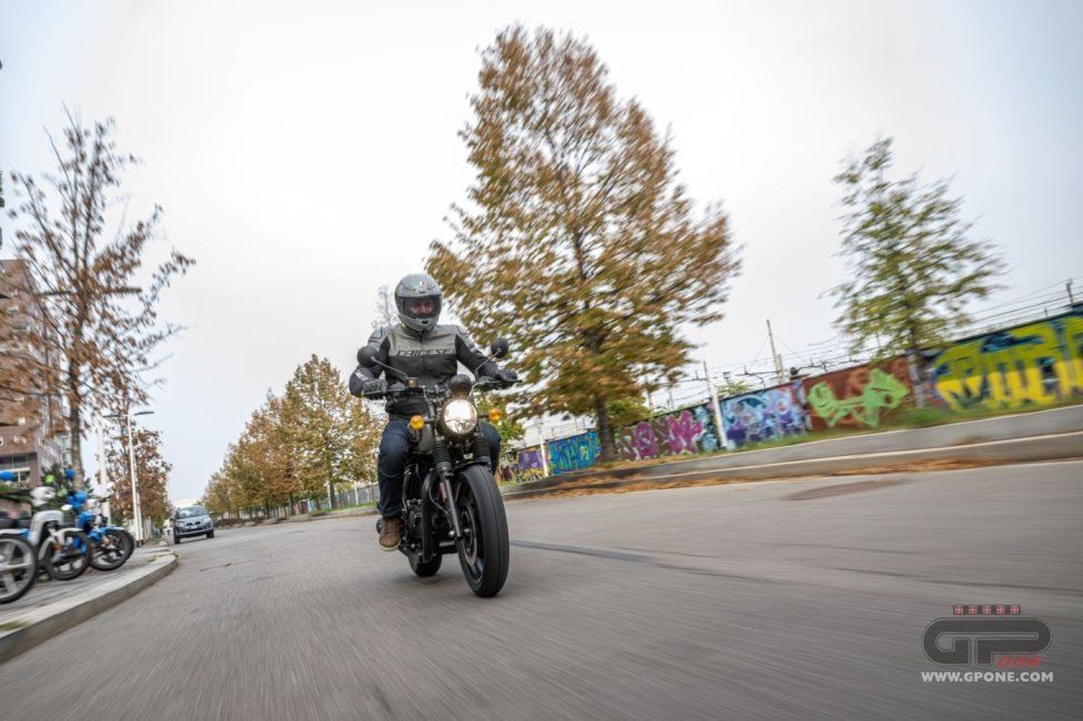 Moto - Test: Royal Enfield HNTR 350, commuter urbana semplice e divertente