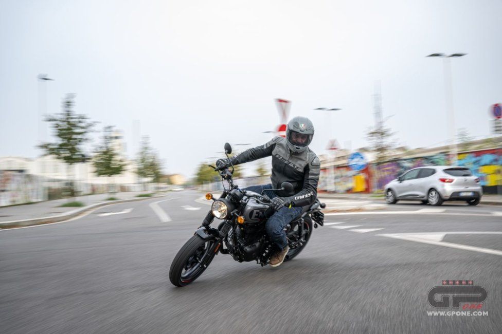 Moto - Test: Royal Enfield HNTR 350, commuter urbana semplice e divertente