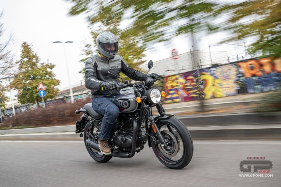 Moto - Test: Royal Enfield HNTR 350, commuter urbana semplice e divertente
