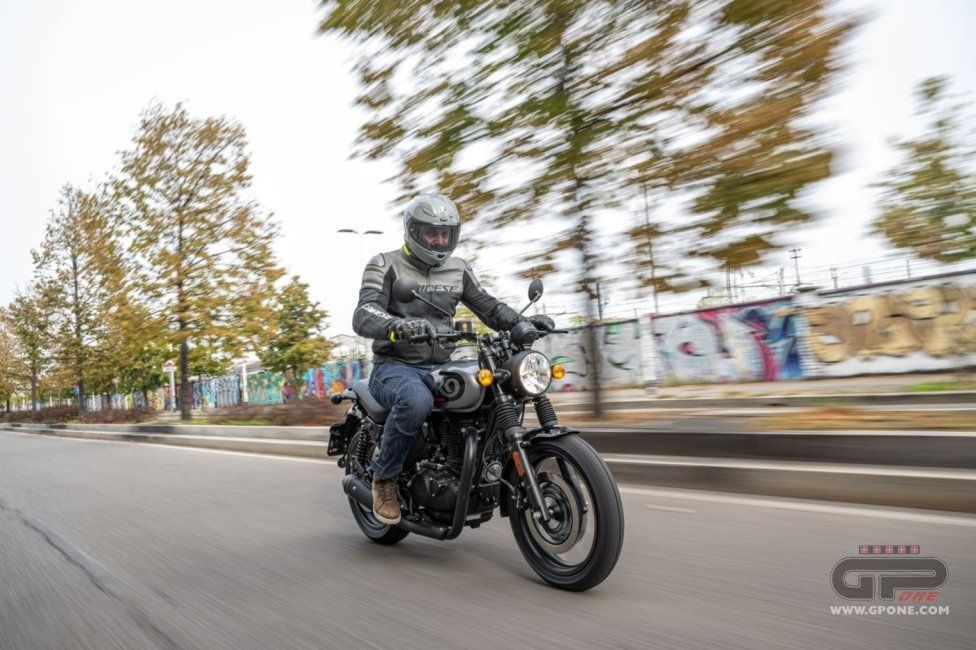 Moto - Test: Royal Enfield HNTR 350, commuter urbana semplice e divertente