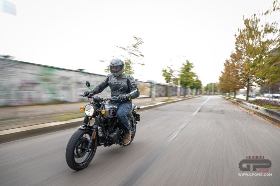 Moto - Test: Royal Enfield HNTR 350, commuter urbana semplice e divertente