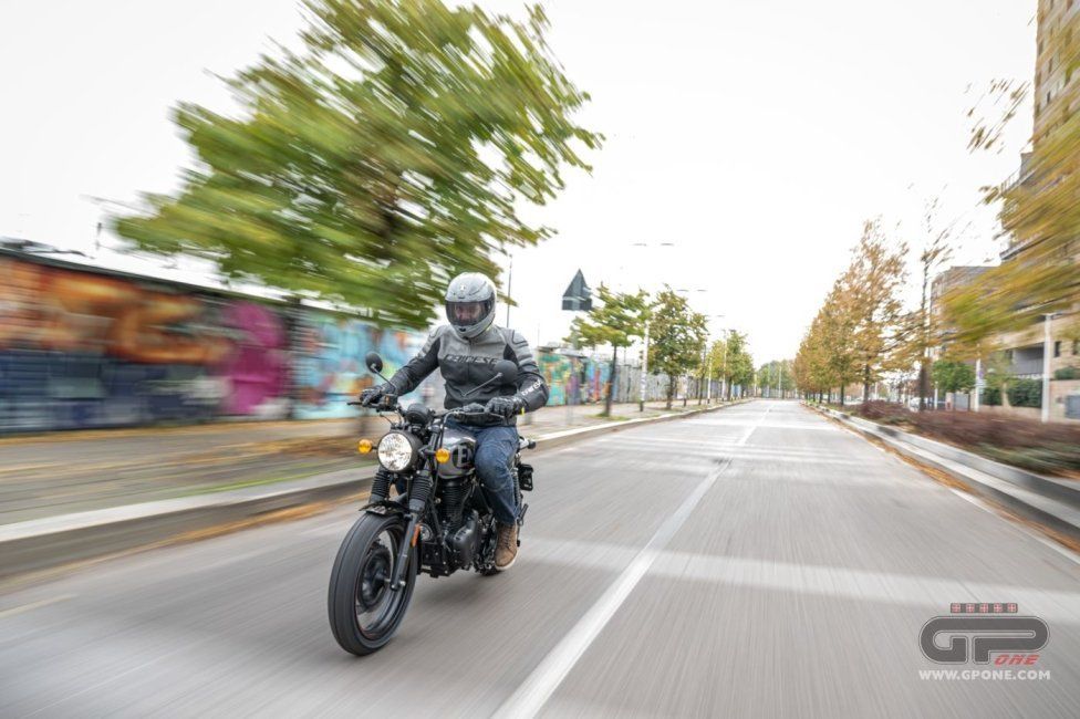 Moto - Test: Royal Enfield HNTR 350, commuter urbana semplice e divertente