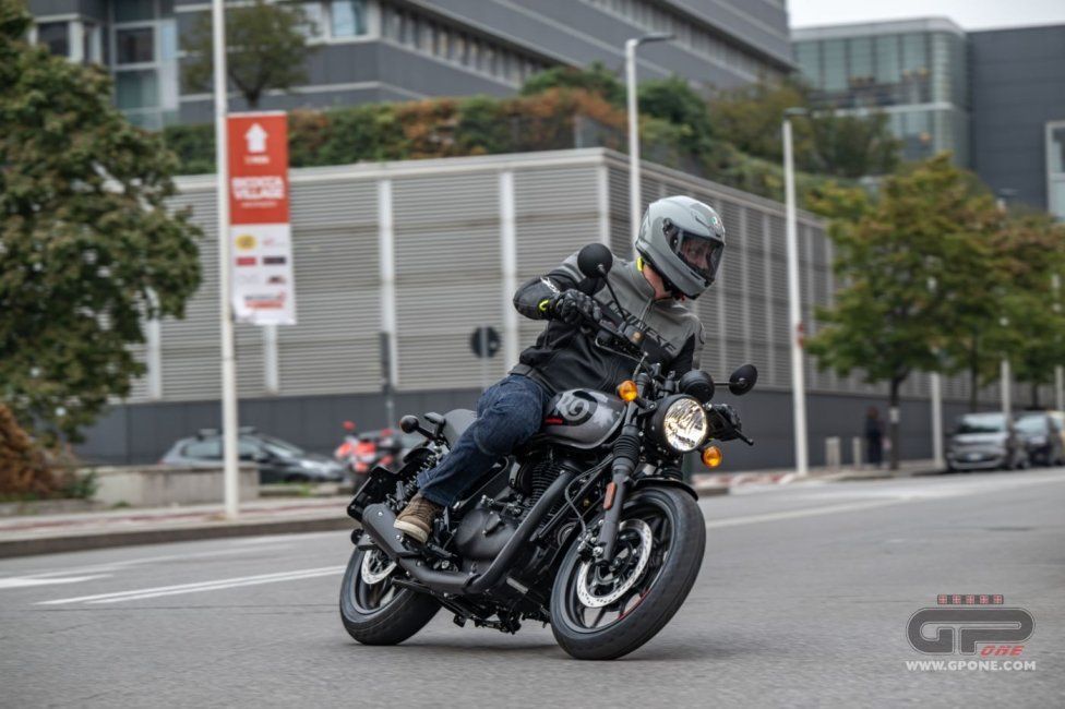 Moto - Test: Royal Enfield HNTR 350, commuter urbana semplice e divertente