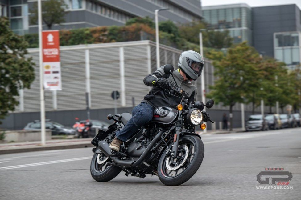 Moto - Test: Royal Enfield HNTR 350, commuter urbana semplice e divertente