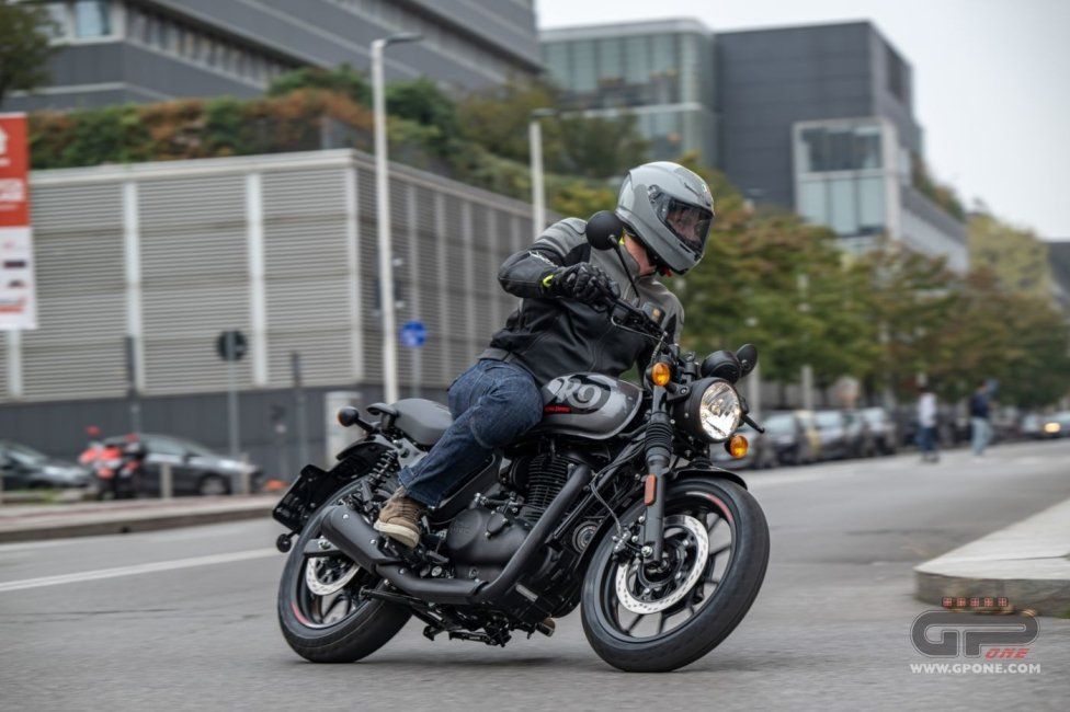 Moto - Test: Royal Enfield HNTR 350, commuter urbana semplice e divertente