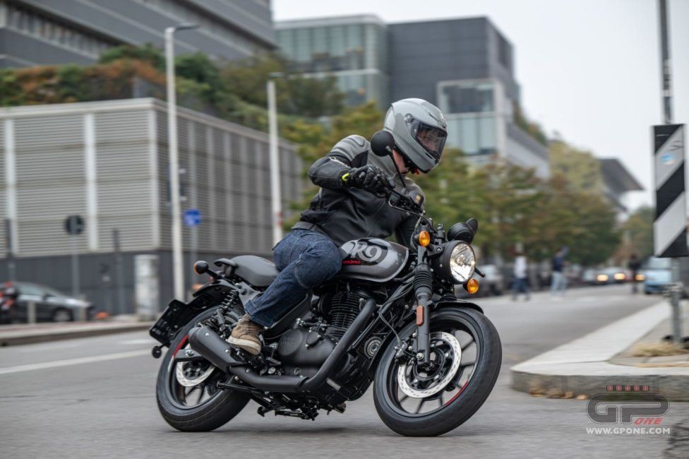 Moto - Test: Royal Enfield HNTR 350, commuter urbana semplice e divertente