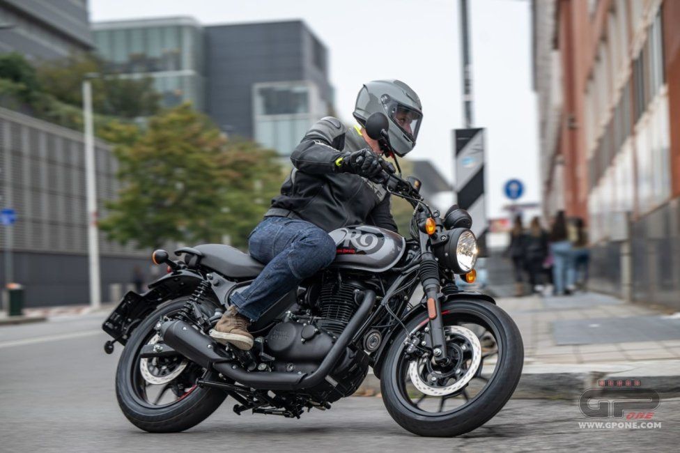 Moto - Test: Royal Enfield HNTR 350, commuter urbana semplice e divertente