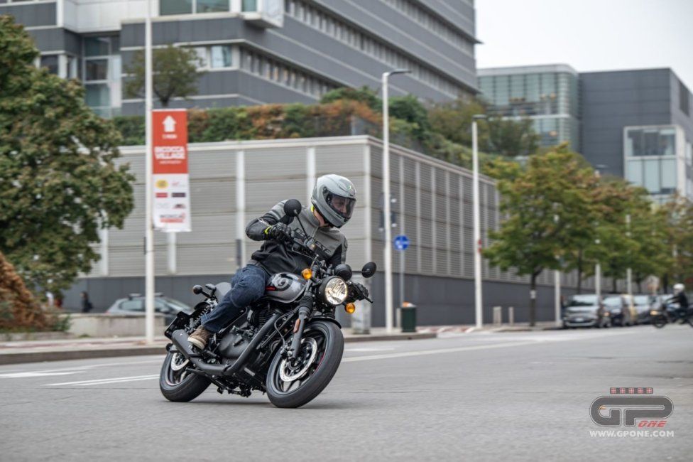 Moto - Test: Royal Enfield HNTR 350, commuter urbana semplice e divertente