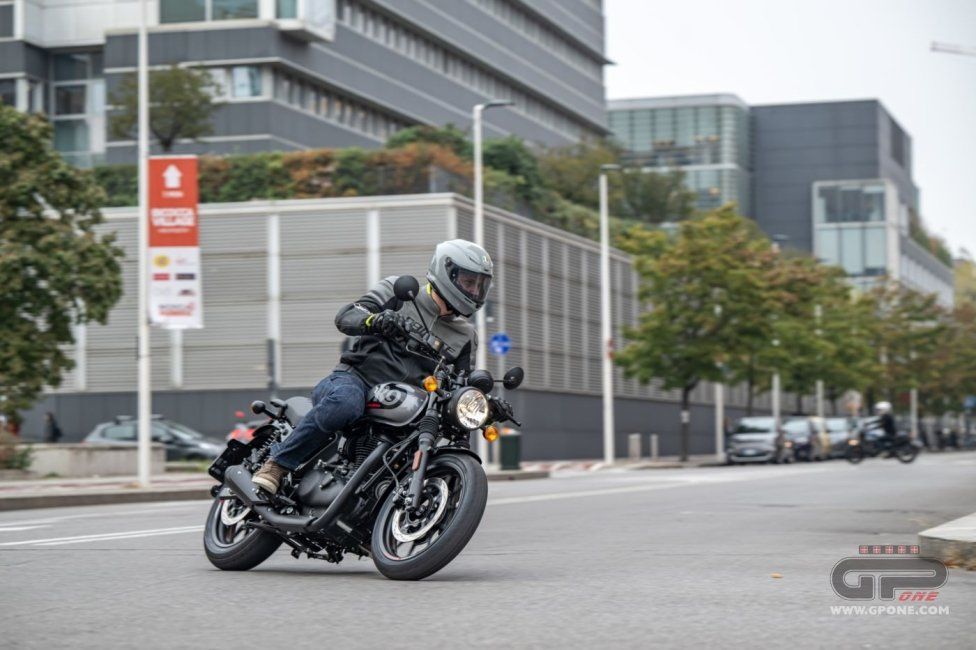 Moto - Test: Royal Enfield HNTR 350, commuter urbana semplice e divertente