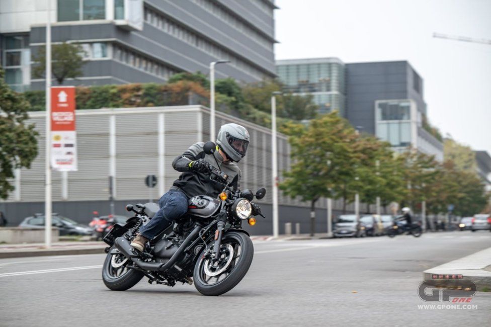Moto - Test: Royal Enfield HNTR 350, commuter urbana semplice e divertente