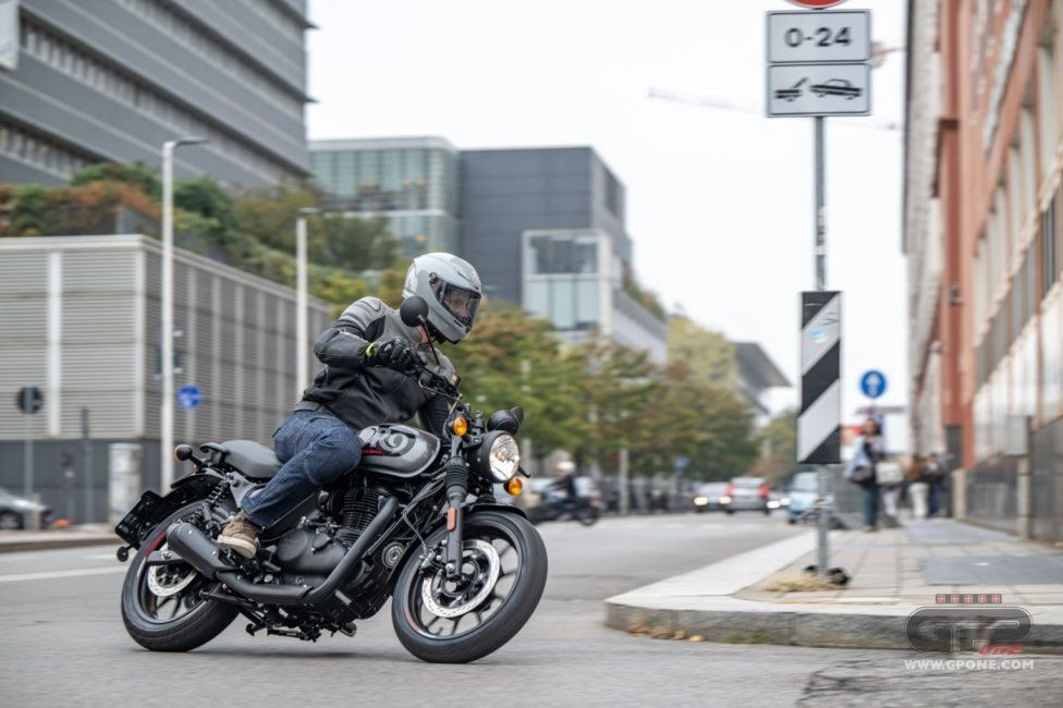 Moto - Test: Royal Enfield HNTR 350, commuter urbana semplice e divertente