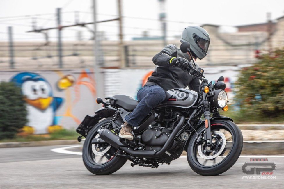 Moto - Test: Royal Enfield HNTR 350, commuter urbana semplice e divertente