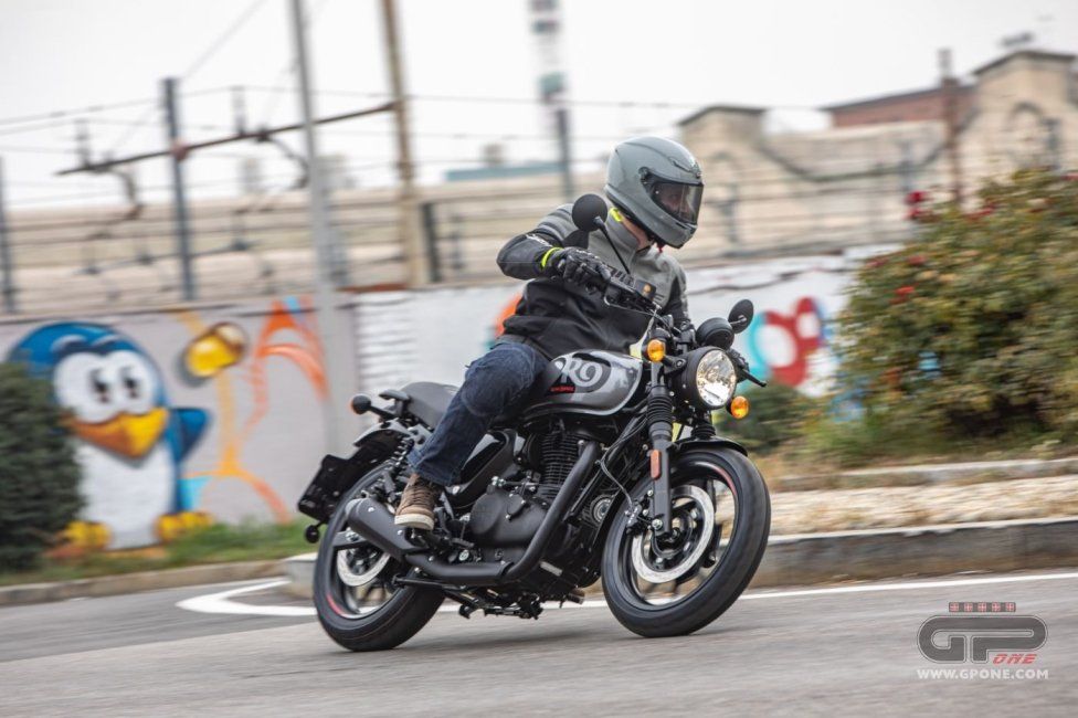 Moto - Test: Royal Enfield HNTR 350, commuter urbana semplice e divertente