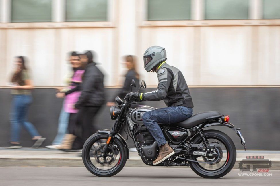 Moto - Test: Royal Enfield HNTR 350, commuter urbana semplice e divertente