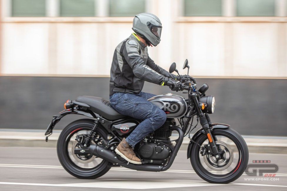 Moto - Test: Royal Enfield HNTR 350, commuter urbana semplice e divertente