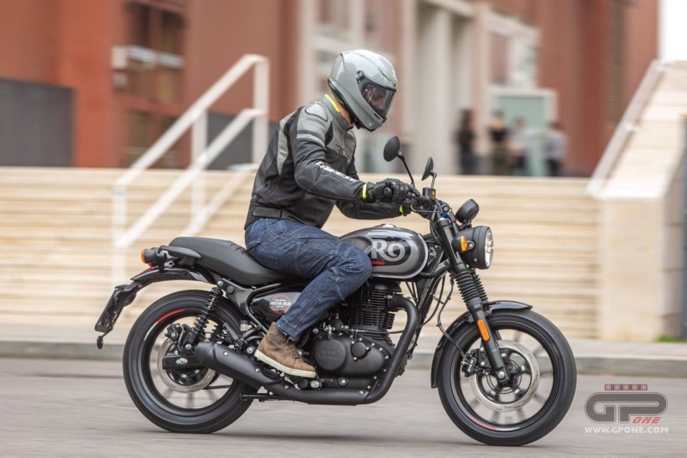 Moto - Test: Royal Enfield HNTR 350, commuter urbana semplice e divertente