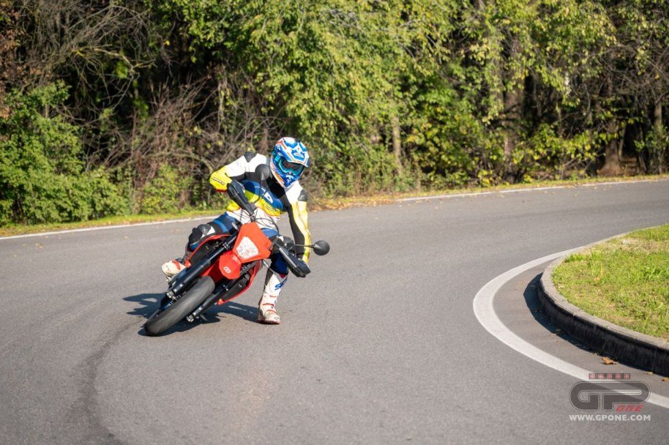 Moto - Test: GASGAS SM700, motardone ispanico all’ennesima potenza
