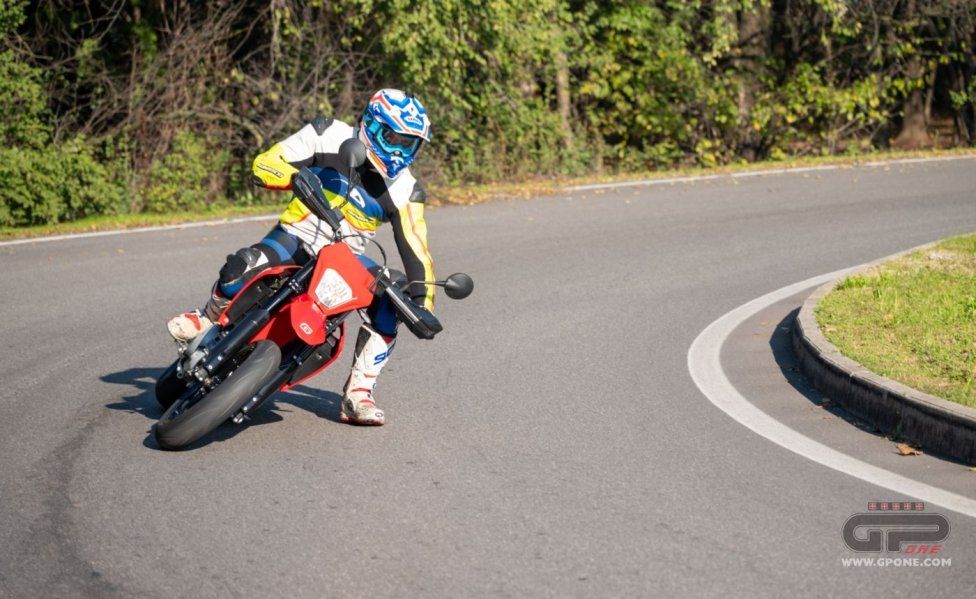 Moto - Test: GASGAS SM700, motardone ispanico all’ennesima potenza