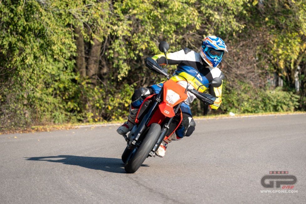 Moto - Test: GASGAS SM700, motardone ispanico all’ennesima potenza