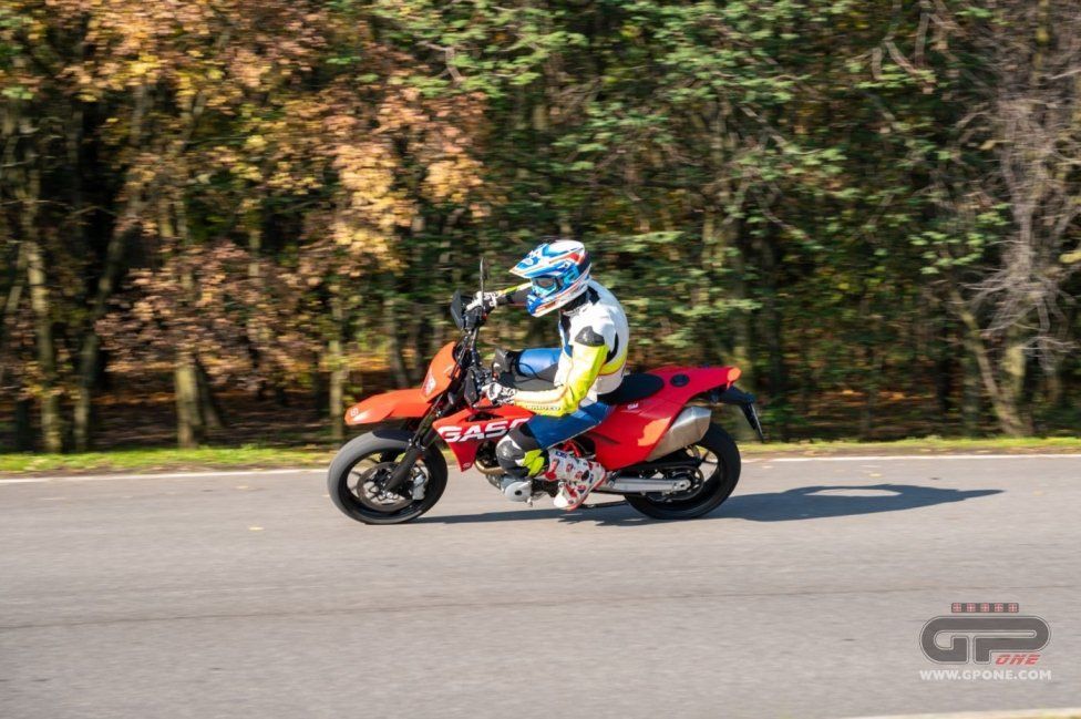 Moto - Test: GASGAS SM700, motardone ispanico all’ennesima potenza