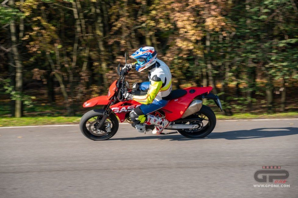 Moto - Test: GASGAS SM700, motardone ispanico all’ennesima potenza