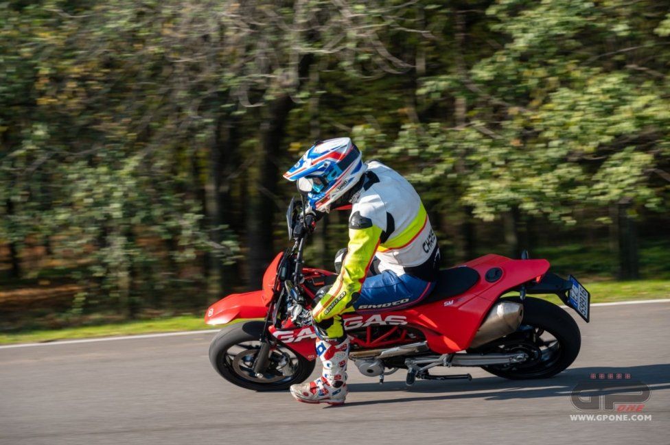 Moto - Test: GASGAS SM700, motardone ispanico all’ennesima potenza