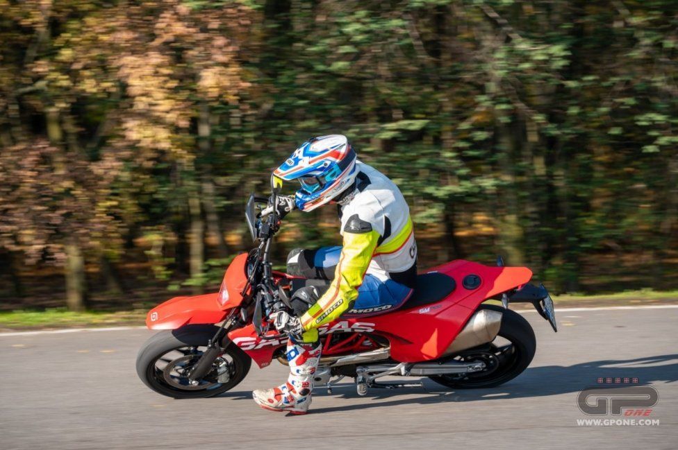 Moto - Test: GASGAS SM700, motardone ispanico all’ennesima potenza
