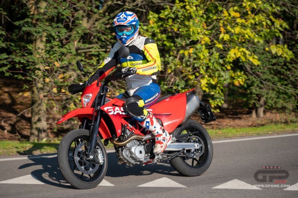 Moto - Test: GASGAS SM700, motardone ispanico all’ennesima potenza