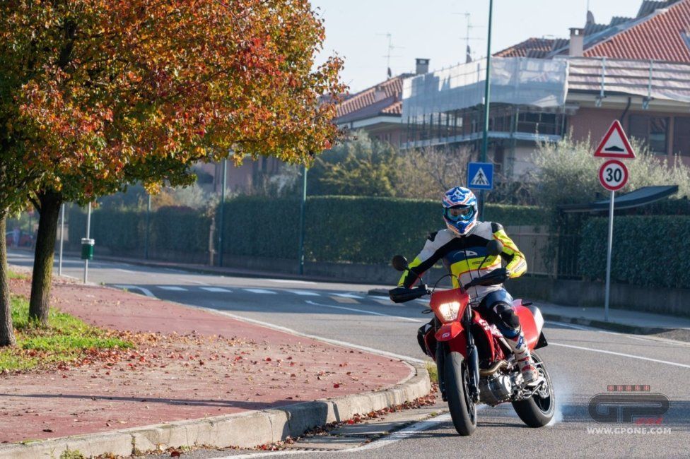 Moto - Test: GASGAS SM700, motardone ispanico all’ennesima potenza