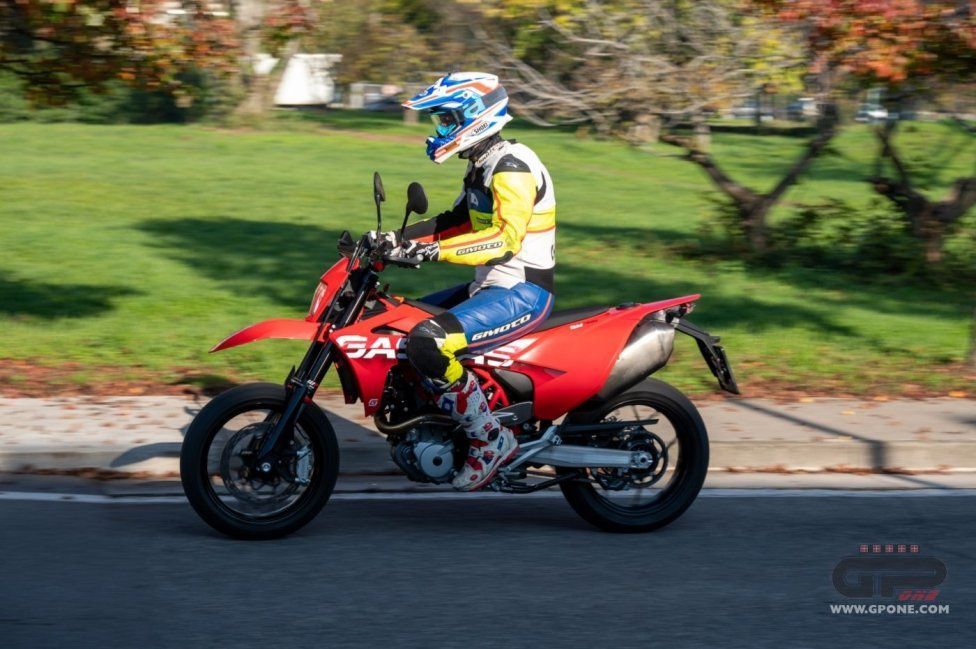 Moto - Test: GASGAS SM700, motardone ispanico all’ennesima potenza