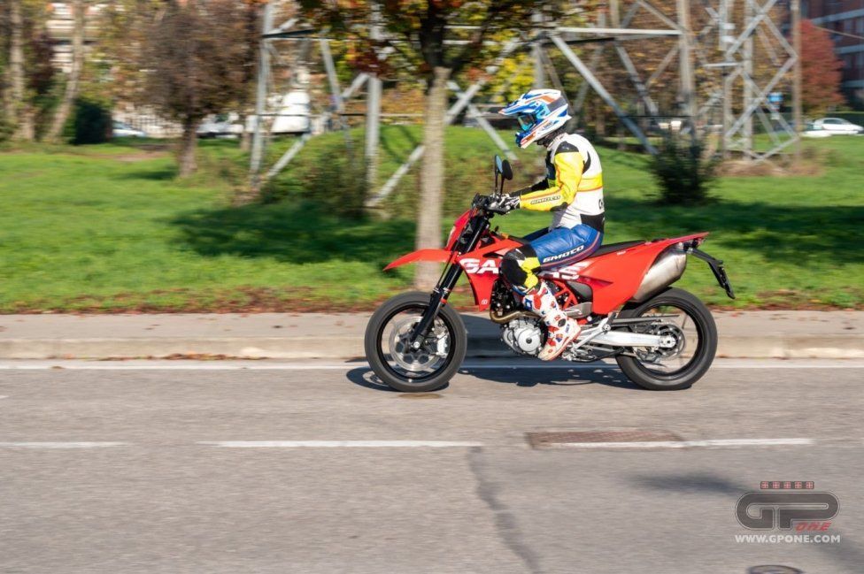 Moto - Test: GASGAS SM700, motardone ispanico all’ennesima potenza