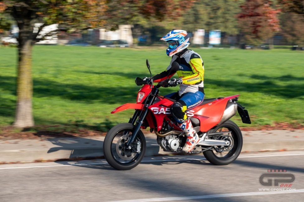 Moto - Test: GASGAS SM700, motardone ispanico all’ennesima potenza