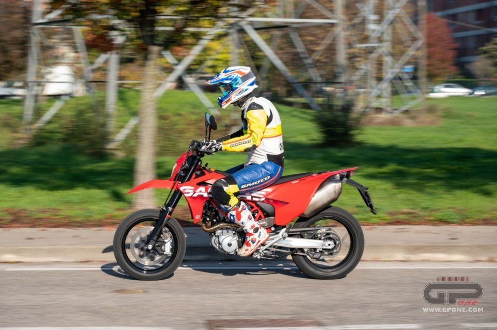 Moto - Test: GASGAS SM700, motardone ispanico all’ennesima potenza