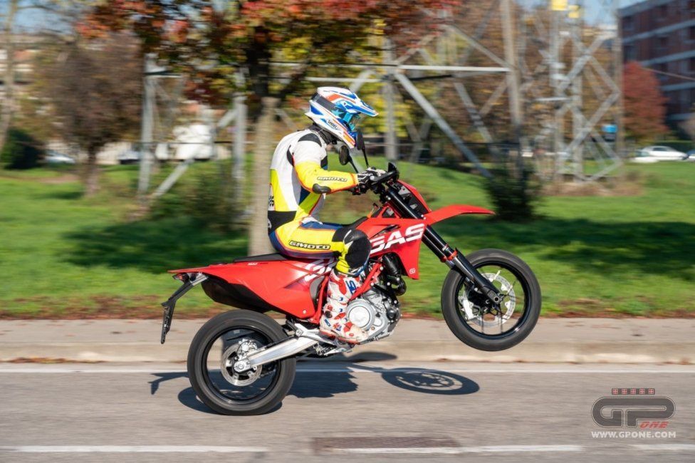 Moto - Test: GASGAS SM700, motardone ispanico all’ennesima potenza