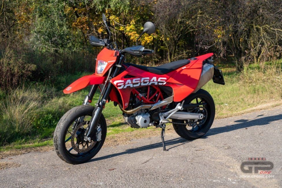 Moto - Test: GASGAS SM700, motardone ispanico all’ennesima potenza