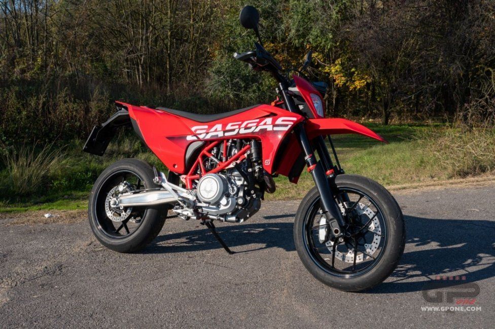 Moto - Test: GASGAS SM700, motardone ispanico all’ennesima potenza