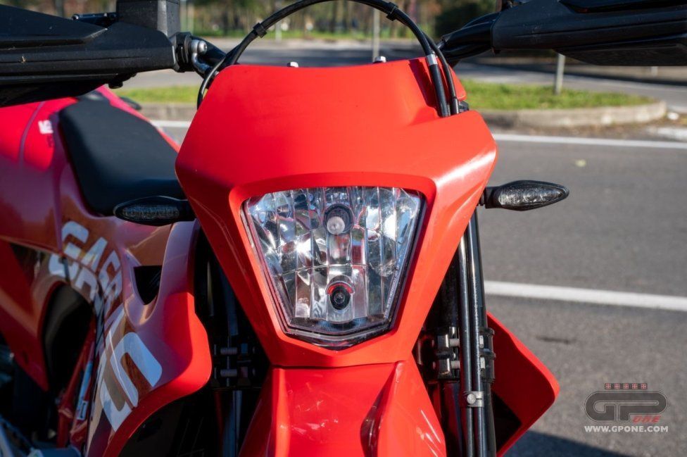 Moto - Test: GASGAS SM700, motardone ispanico all’ennesima potenza