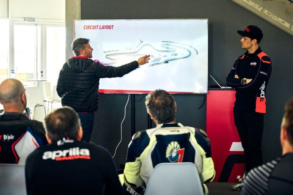 Moto - News: Aprilia Pro Experience 2023: domenica 28 maggio a Misano con Max Biaggi